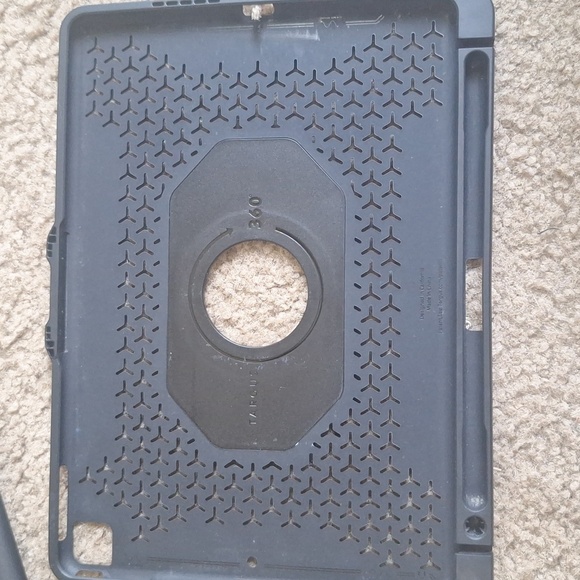 iPad Accessories Bundle -Targus Case, Roo Strap And iPad Empty Box - Picture 12 of 12